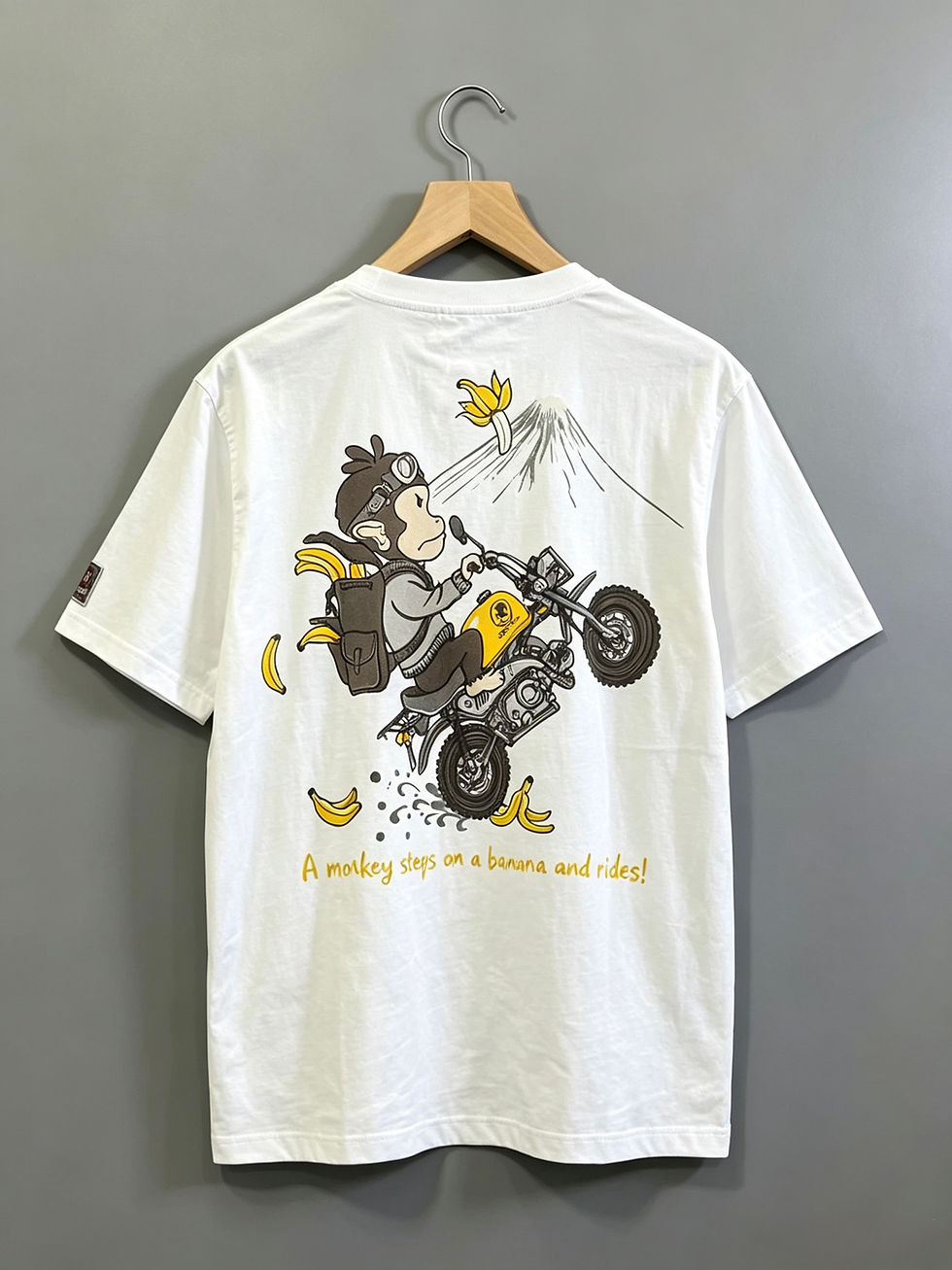 Thumbnail: 悟空本舗LG-59902 -80 GO-COO!!!『猿がバナナを踏んで滑る』半袖 Ｔシャツ