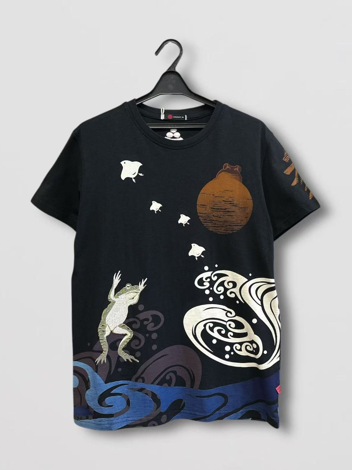 参丸一 ST-50049 -サンマルイチ『おぼろ月万歳蛙』半袖Tシャツ