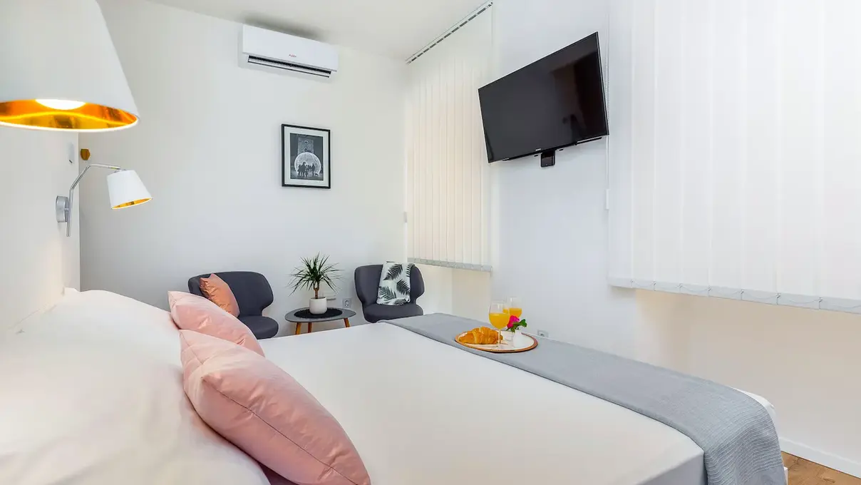 Cozy Studio apartment Terra II bedroom with TV, seating area and air conditioning in Rijek