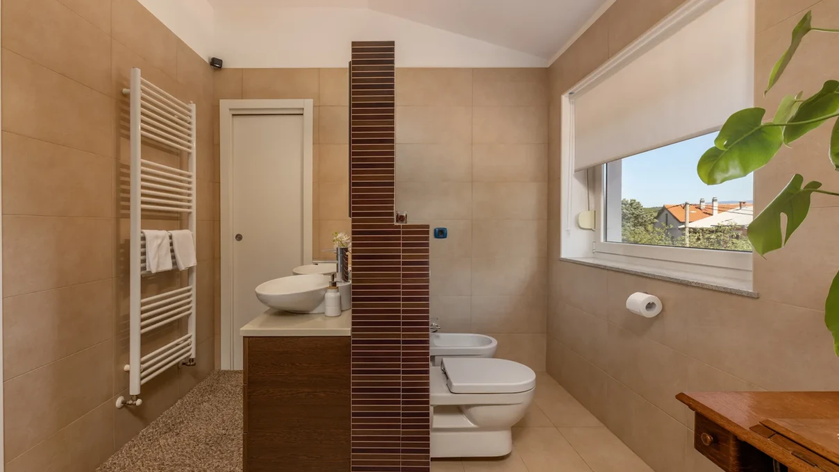 Large private bathroom in Terra Magica Room