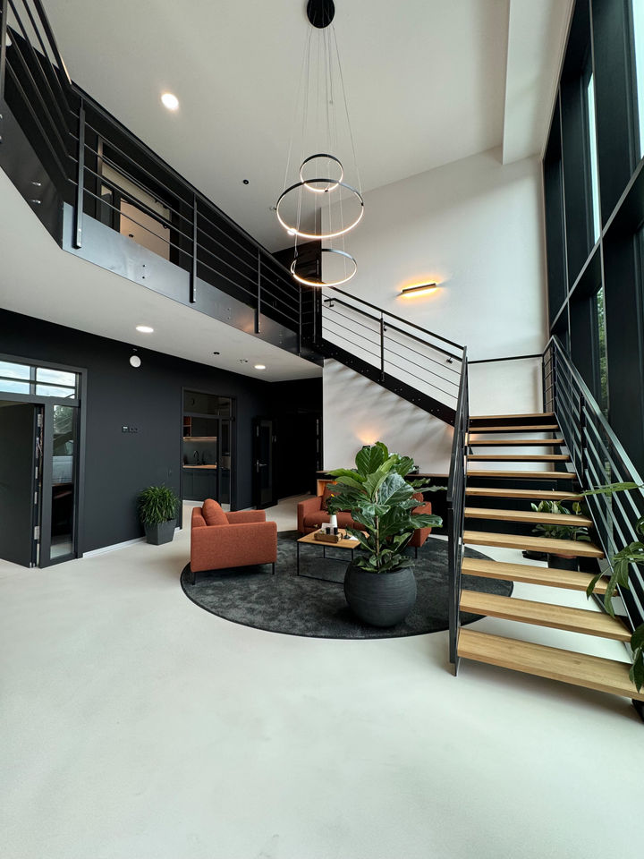 Totaalrenovatie woonruimte met design trap, open indeling en moderne vide.