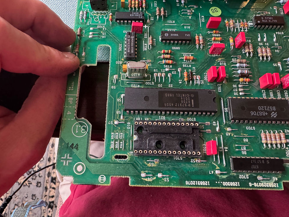 With the chip out you can see the socket also has the same orientation notch. 