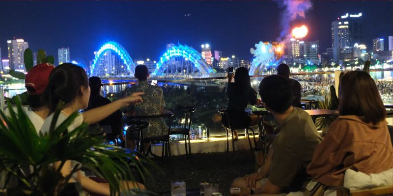 Top quán bar ngoài trời ngắm view cầu Rồng đẹp nhất Đà Nẵng