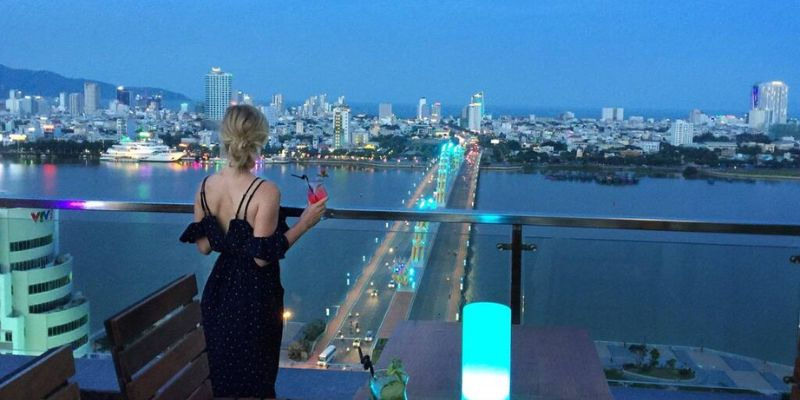 Chiêm ngưỡng toàn thành phố tại tầng thượng của khách sạn Vanda