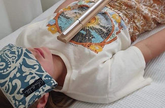 Teenager receiving soulnar therapy for anxiety