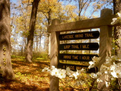 Trailhead for hiking path above the dam
