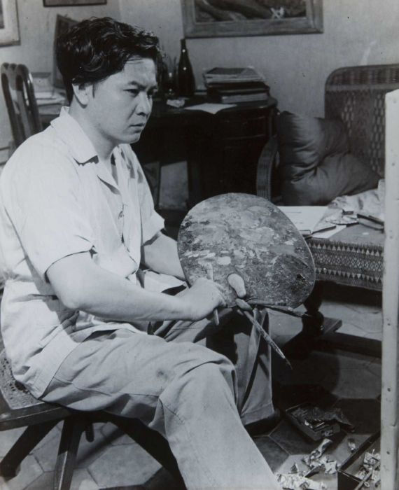 Henk Ngantung sedang melukis. (Tropen Museum).