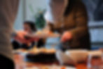ongedwongen sfeer tijdens lunch of diner waarbij mensen elkaar bedienen door op te scheppen uit de p