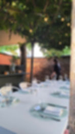de tuin is een oase van rust waar je kan eten en het gevoel hebt alsof je in het zuiden van frankrij
