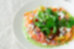 verfijnd gerecht van carpaccia van zalm, tomaat, feta, waterkers op een emulsie van dille
