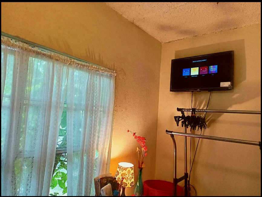 Cozy Bunk Room with TV