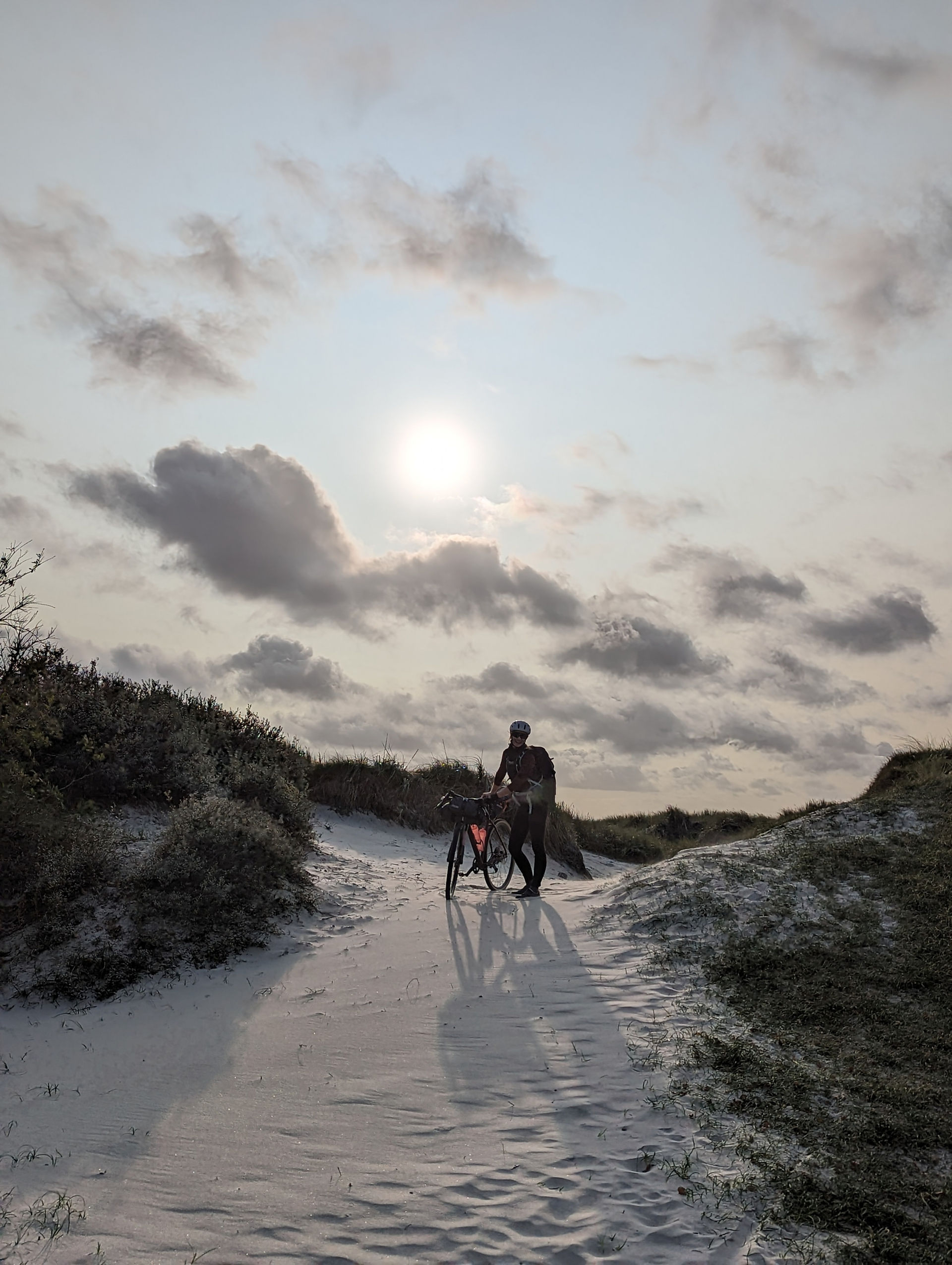 Syklist på sandstrand