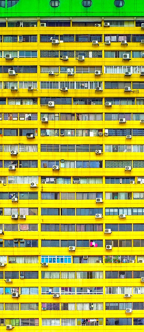 Brillante edificio residencial amarillo