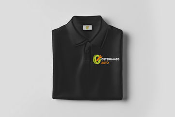 Foldet sort polo T-shirt med Østerhaabs AUTO logo.