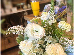 What Flowers Should You Choose for Homecoming? Corsages, Nosegays & Pinless Boutonnieres