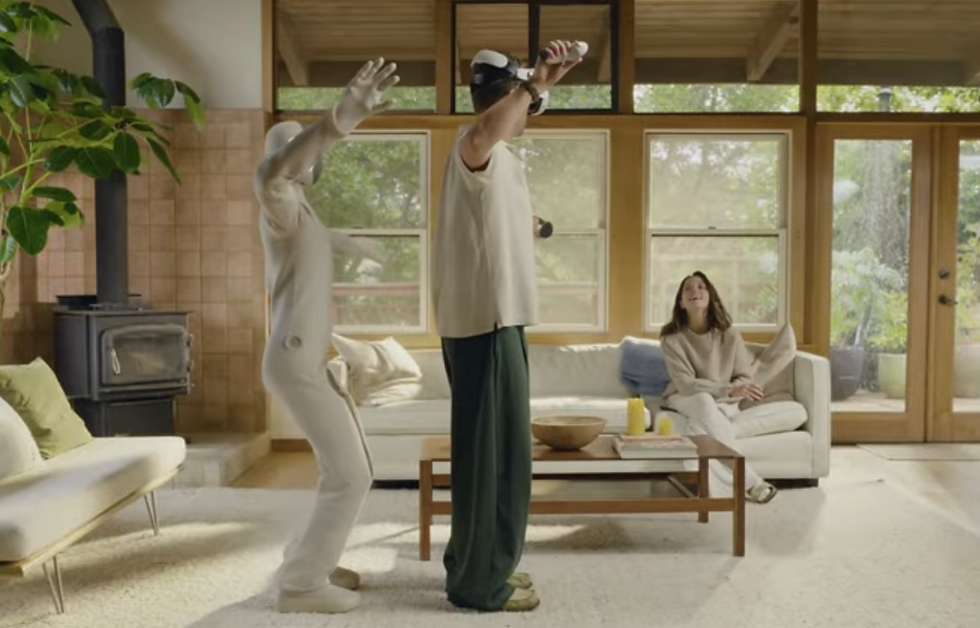 Un momento del video sobre el robot Neo de la compañía 1X. Fuente: YouTube.