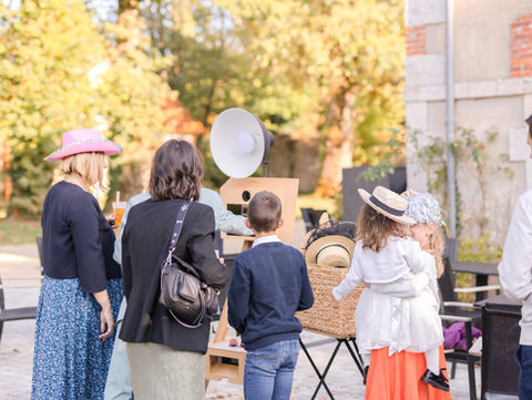 Invités utilisant le photobooth Tem’Pow au Domaine de Brandois en Vendée