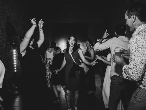 DJ Vendée - Invités dansant pendant une soirée de mariage en Vendée au domaine de la gautronnière