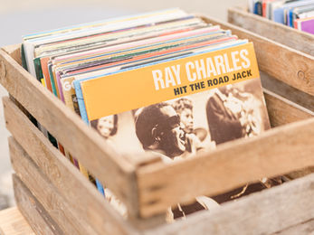Bar à vinyles mariage Domaine de la Gautronnière Vendée avec disque Ray Charles - animation musicale rétro Tem'Pow
