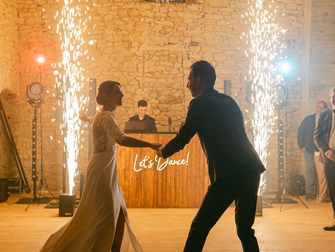 Ouverture de bal au Domaine de la Chopinière à Sainte Cécile en Vendée, animée par un DJ professionnel avec jets de scène et ambiance chic dans une salle en pierre.