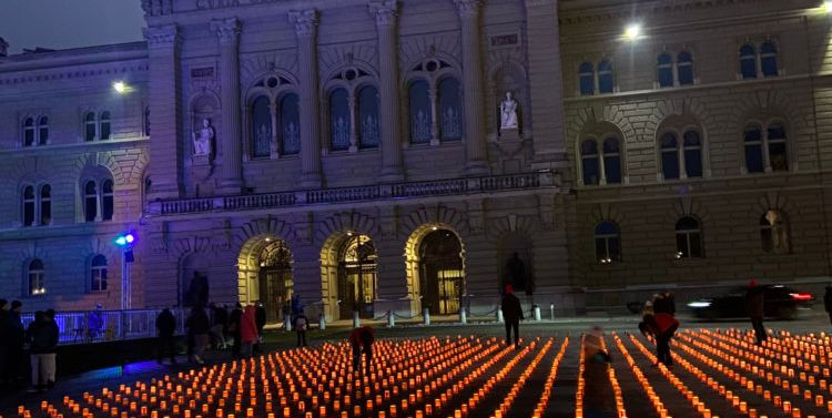 Dis maman, pourquoi il y a autant de bougies devant le Palais fédéral ?