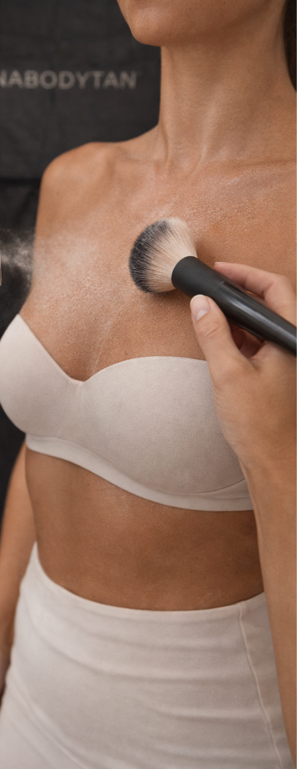 Après la séance, l’application d’une poudre fixatrice et matifiante aide à améliorer le confort, limiter l’effet collant et réduire le risque de transfert sur les vêtements.
