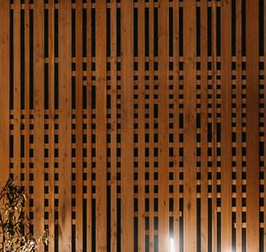 Venkovní finská sauna v dokonalé harmonii s vaším prostorem: Designová a luxusní integrace do zahrady či terasy, která odráží vaše preference a vkus. Kombinace kvalitního exteriéru a interiéru pro jedinečný saunový zážitek