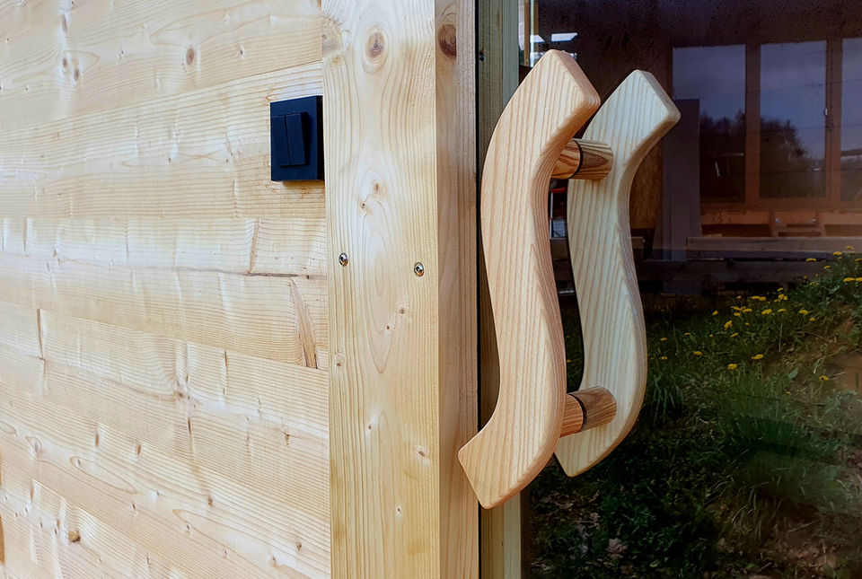 Detail kvalitního dřeva použitého na obložení venkovní finské sauny.