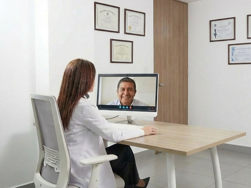Dra. Ana María Gómez, endocrinóloga, atendiendo un paciente.