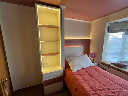 dormitorio de niña con muebles funcionales a medida con closet 