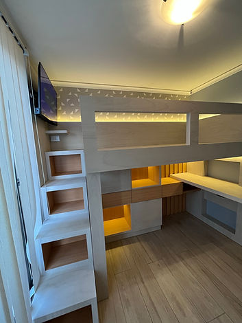 dormitorio de niño con muebles funcionales a medida con escritorio y camarote multifuncional
