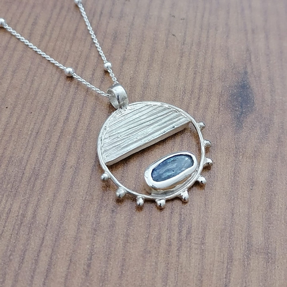 Kyanite-Tasli-Slice-Kolye benekli çerçeve içinde geçmiş zamanlardan gelen güzel misali.