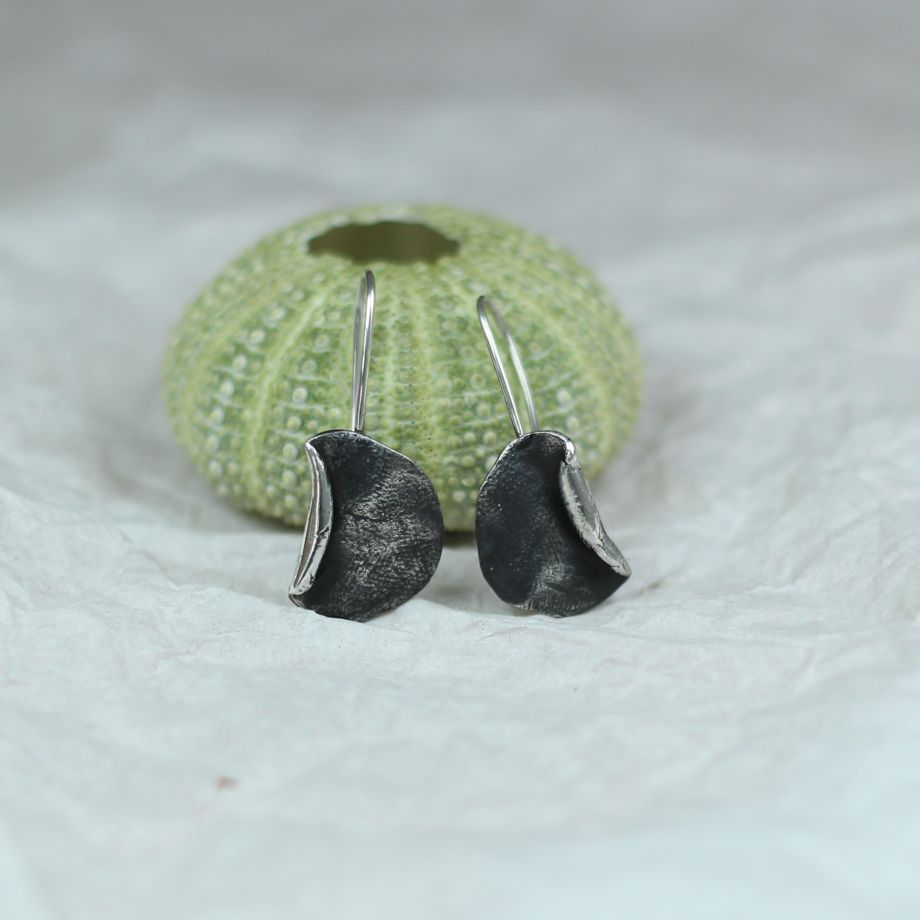 Elde şekil verilerek amorf biçimli gümüş küpe okside yapılarak sonlandırılmıştır.