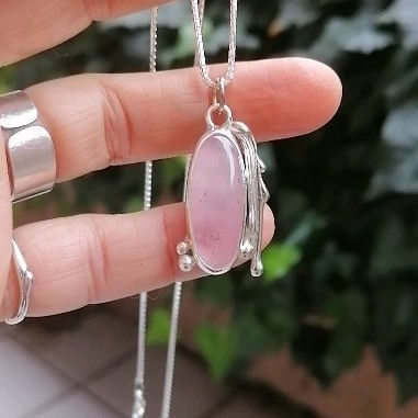 Oval-Rose-Quartz-Benekli-Kolye 925 ayar gümüştür.