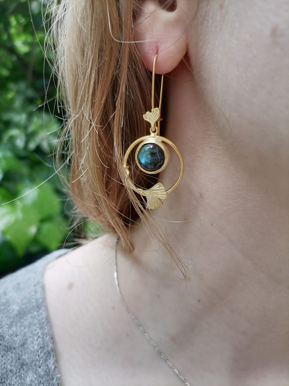 Labradorite-Tasli-Ginkgo-Detayli-Kupe 925 ayar gümüş üzeri altın kaplamadır.