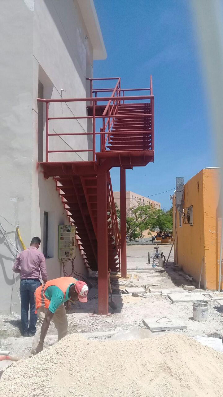 Escalera en Estructura Metálica