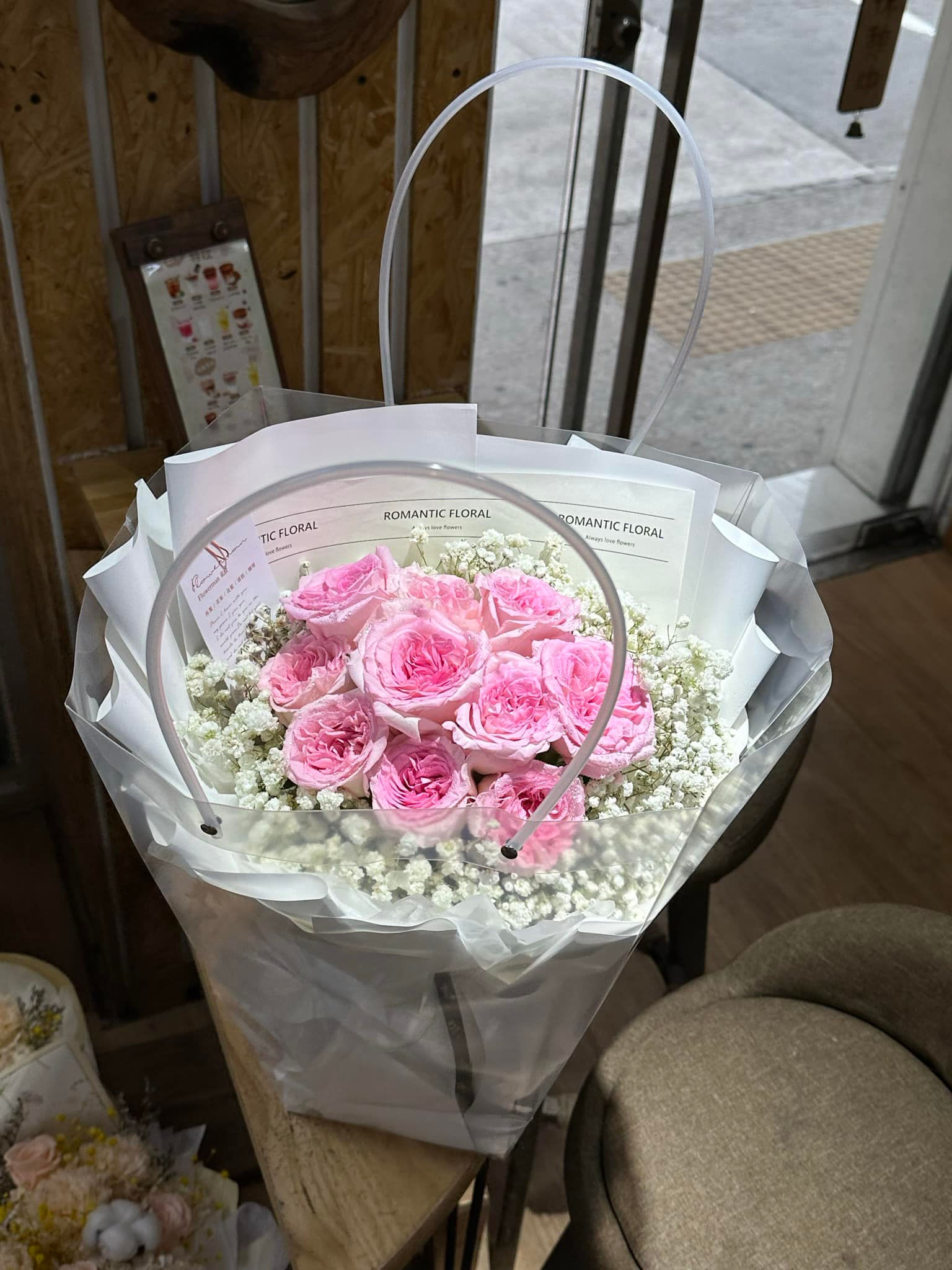 "粉玫瑰滿天星鮮花"