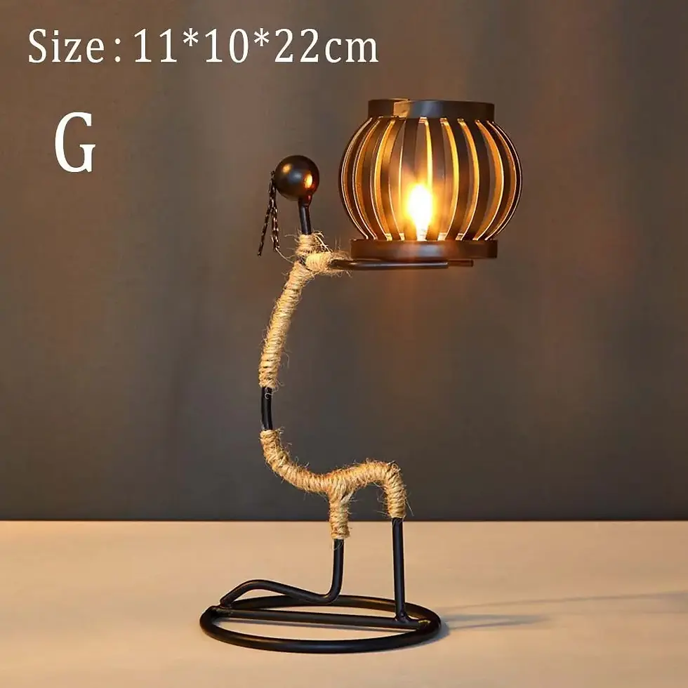 Thumbnail: Castiçal Nórdico de Metal com Escultura Abstrata.