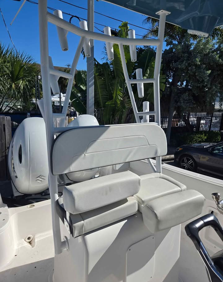 Used Clearwater 23’ Center Console boat consignment listing, very low-hour twin Suzuki 150s, premium hardtop, livewell, bow c