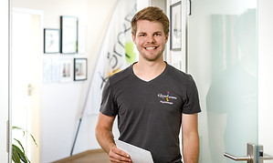 Philipp hält einen Block in der Hand