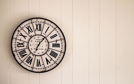 Old-fashioned wall clock symbolizing personalized financial advice on your timetable