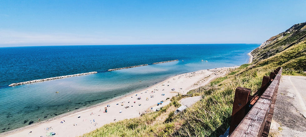 Panorama auf den Strand von Fiorenzuola di Focara im Naturpark Monte San Bartolo