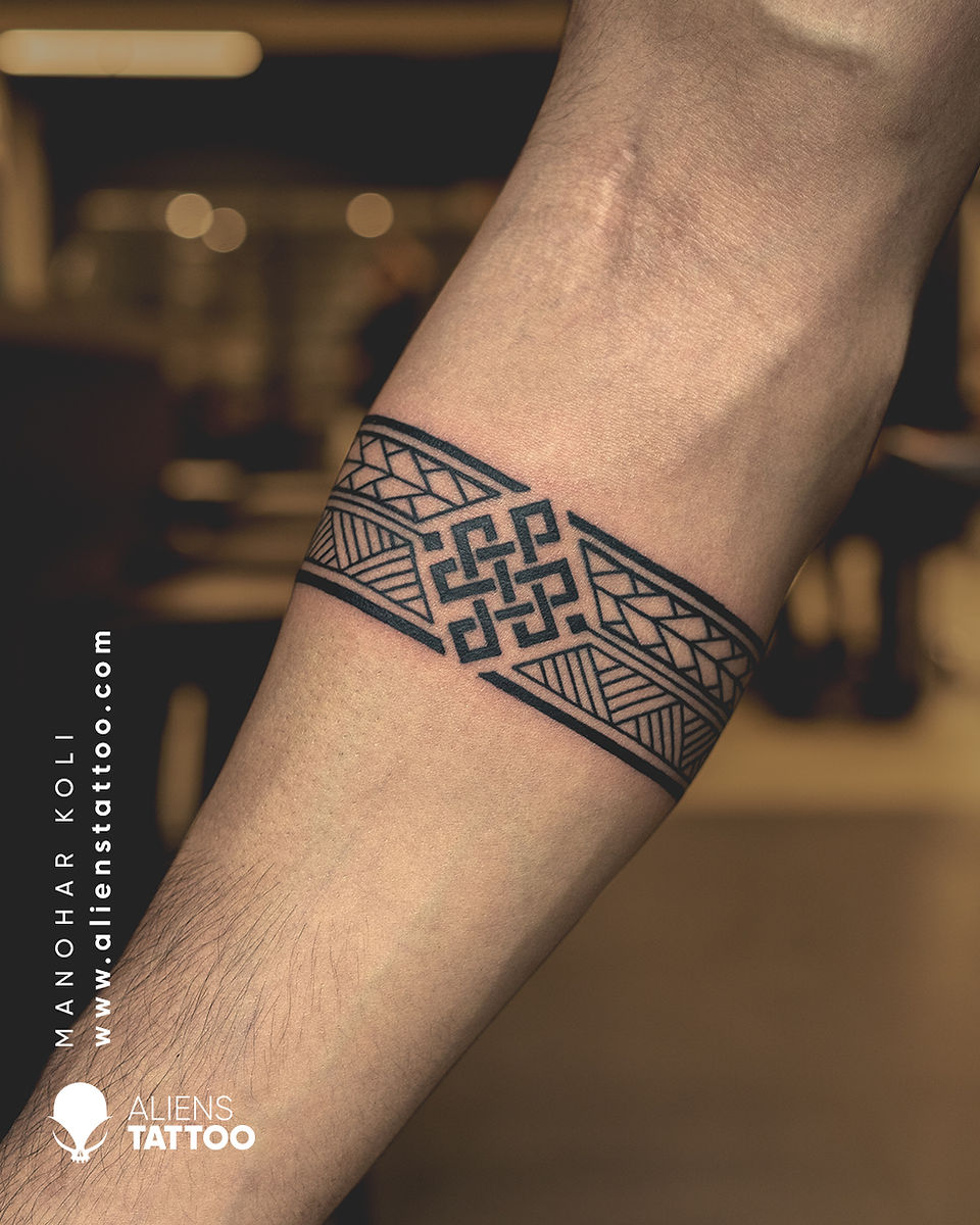 Armband tattoo at Aliens Tattoos