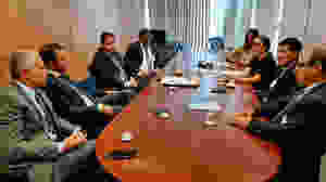 Mario Roma (esq.) em reunião no Ministério do Turismo (ASSECOM / PMCR)