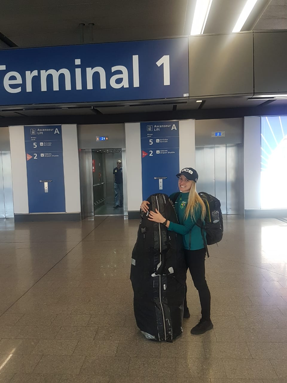 Priscilla embarcando para França / Divulgação