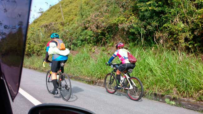 Marcos (de azul) pedalando na estrada / Acervo pessoal