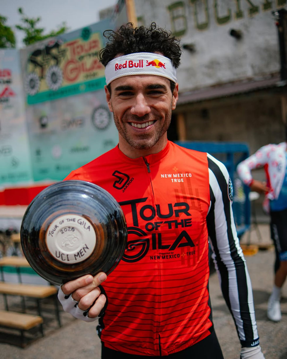 Avança com troféu de campeão / Barbra Creative Studio