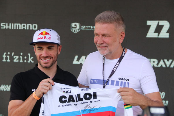 Henrique Avancini, bicampeão mundial de MTB Maratona, participa da abertura do Shimano Fest