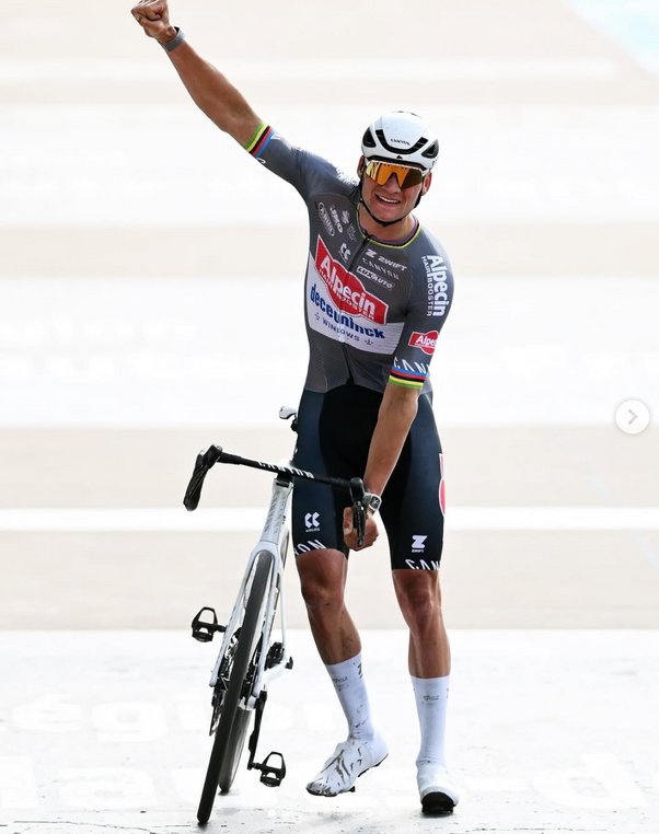 Van der Poel vence Paris-Roubaix pela terceira vez consecutiva e entra para a história ao lado de lendas do ciclismo