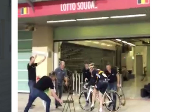 Greipel fazendo o pit stop / Reprodução Twitter